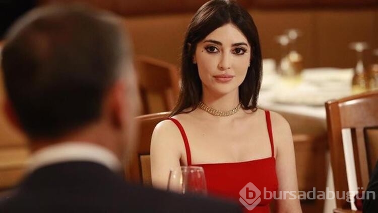 Melike İpek Yalova yırtmaçlı siyah elbisesiyle göz doldurdu