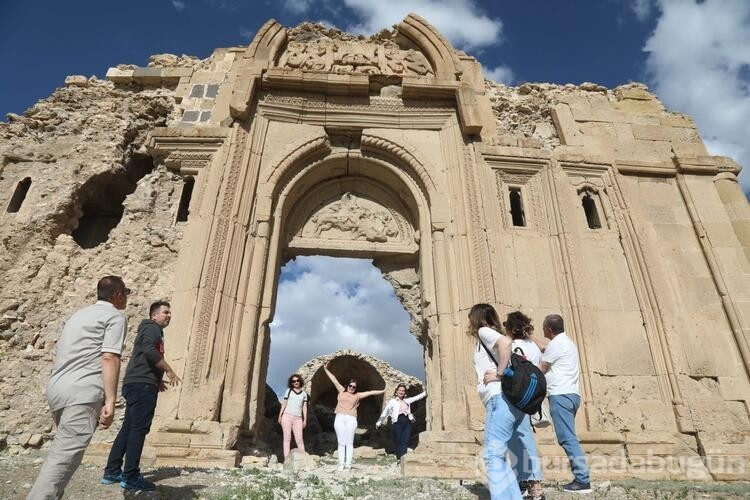 Bin 700 yıllık kiliseye ziyaretçi akını