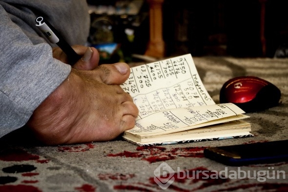 Doğuştan elleri olmayan esnafın yaptıklarını görenler hayrete düşüyor
