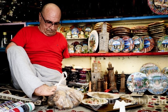 Doğuştan elleri olmayan esnafın yaptıklarını görenler hayrete düşüyor
