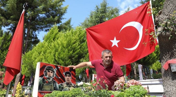 Şehit çocuklarıyla bayramlaştılar