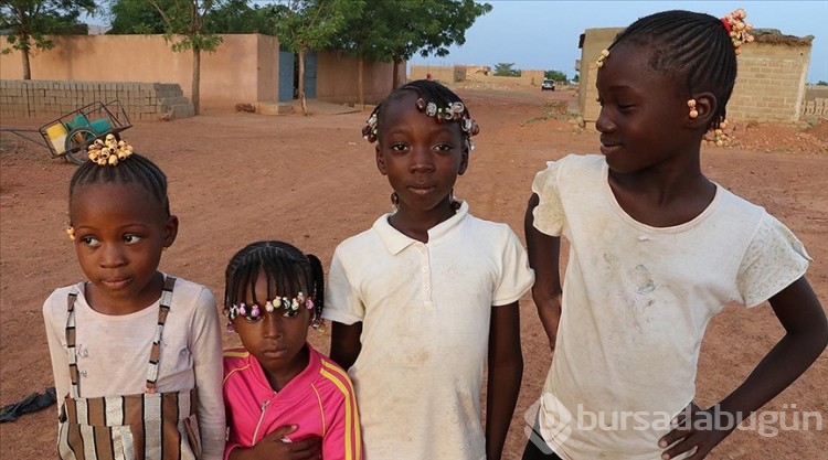 Mali'de kız çocukları bayramı renkli saç örgüleriyle karşılıyor
