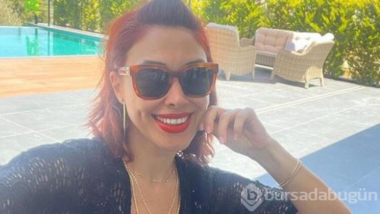 Zuhal Topal siyah bikinisiyle plajda poz verdi