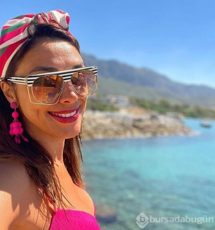Zuhal Topal siyah bikinisiyle plajda poz verdi