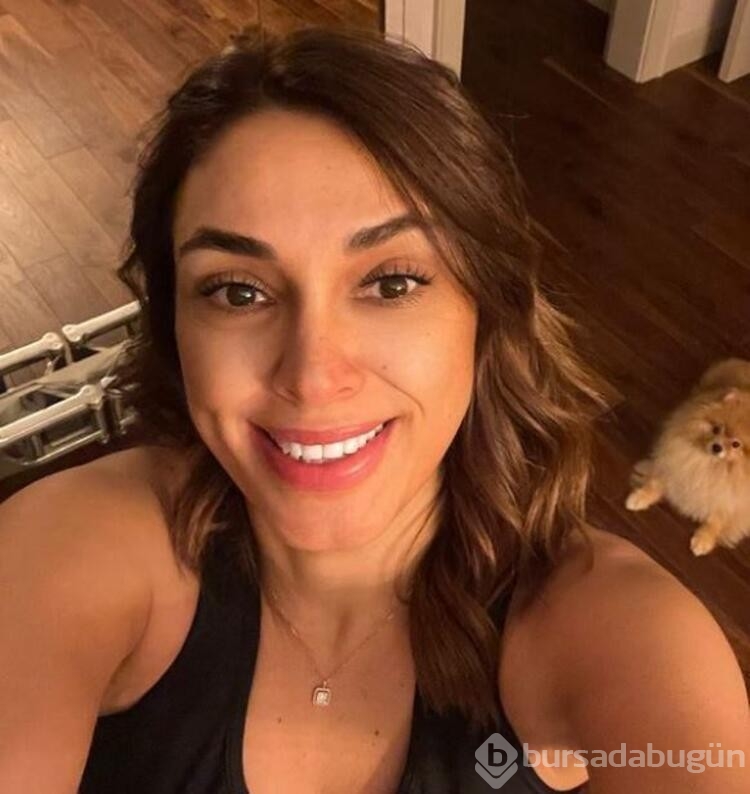 Zuhal Topal siyah bikinisiyle plajda poz verdi
