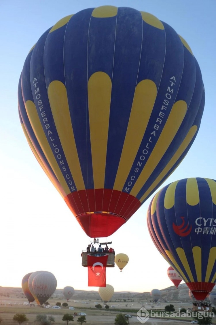 Kapadokya'da balonlar, Türk bayrakları ve Ömer Halisdemir pankartıyla havalandı