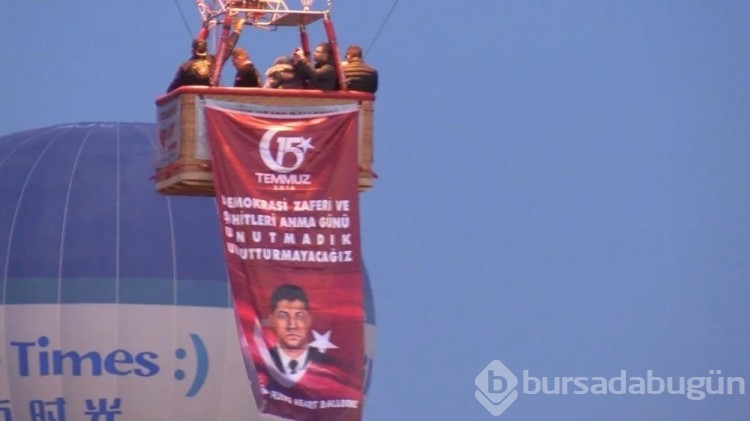 Kapadokya'da balonlar, Türk bayrakları ve Ömer Halisdemir pankartıyla havalandı