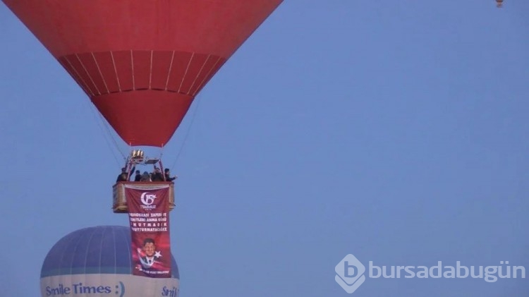 Kapadokya'da balonlar, Türk bayrakları ve Ömer Halisdemir pankartıyla havalandı