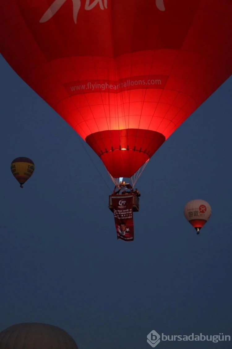 Kapadokya'da balonlar, Türk bayrakları ve Ömer Halisdemir pankartıyla havalandı