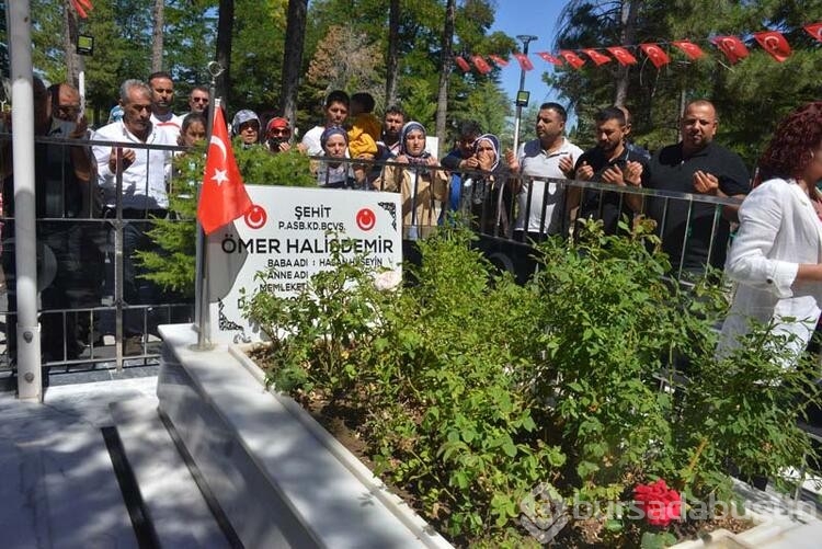 Ömer Halisdemir'in kabrine ziyaretçi akını