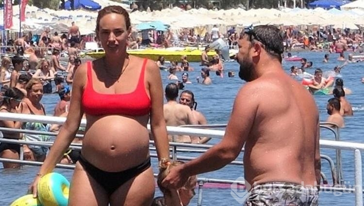 Seda Bakan ailesiyle halk plajında 
