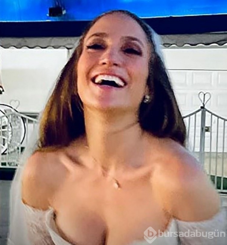 Jennifer Lopez düğününde iki farklı gelinlik giydi