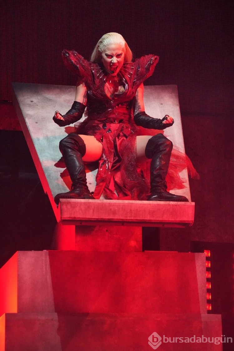 Lady Gaga'dan sahne şovu