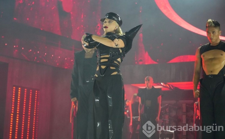 Lady Gaga'dan sahne şovu