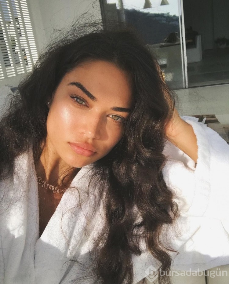 Shanina Shaik'ten çıplak poz!
