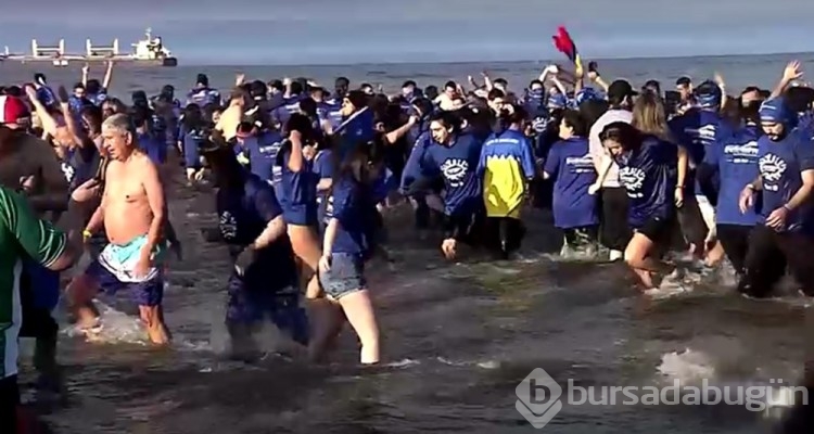 Şili'de binlerce kişi buz gibi suya daldı