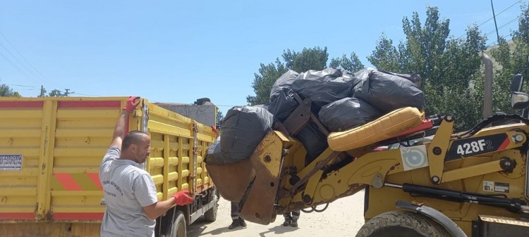 Tatilcilerden geriye tonlarca çöp kaldı