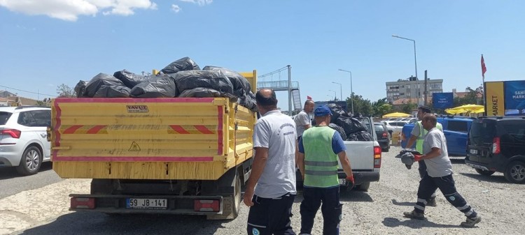 Tatilcilerden geriye tonlarca çöp kaldı