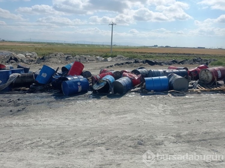 Arazilere asit dolu variller bırakıldı