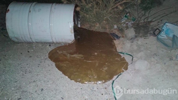 Arazilere asit dolu variller bırakıldı