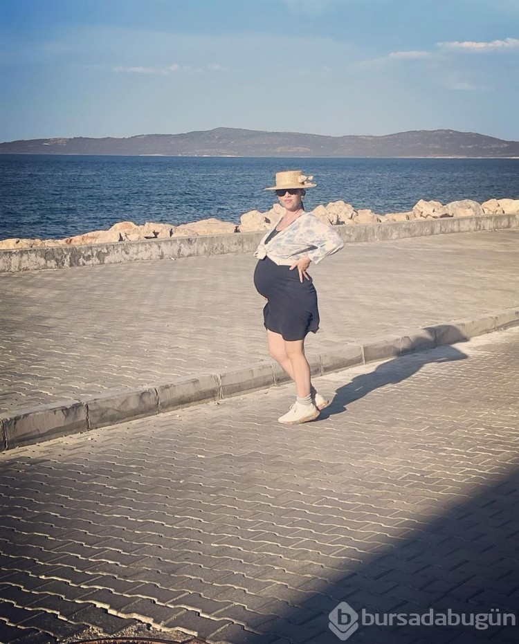  Demet Evgar iddialı havuz pozuyla dikkat çekti!