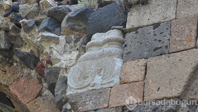 Kars'ta defineciler kiliseyi kazdı