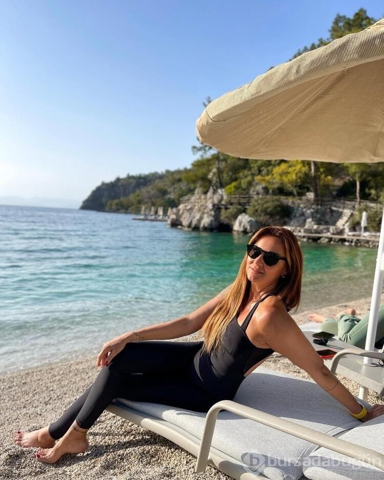 Pınar Altuğ teknede amuda kalktı