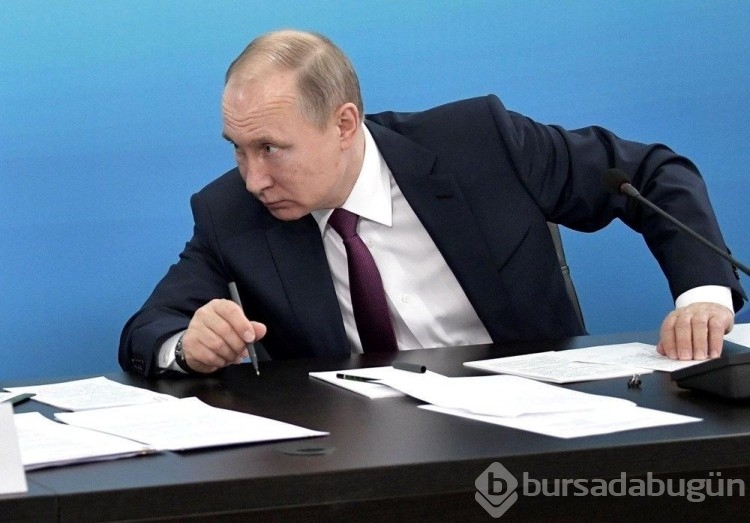 Putin'in garip bir şekilde yürümesi tartışma yarattı
