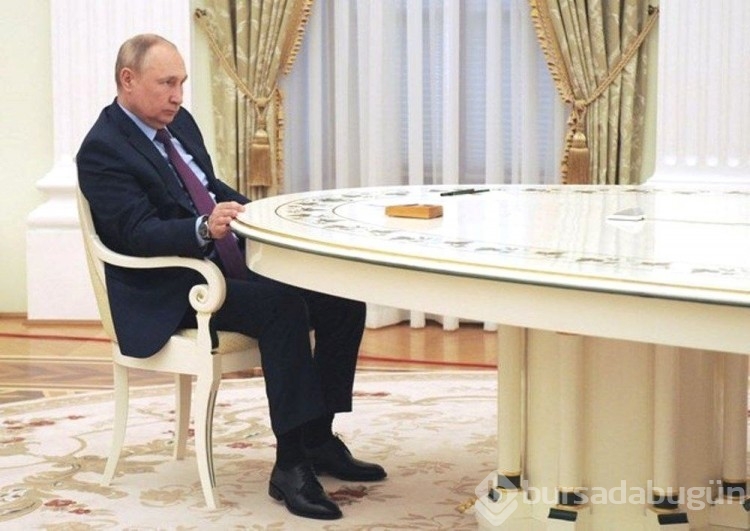 Putin'in garip bir şekilde yürümesi tartışma yarattı