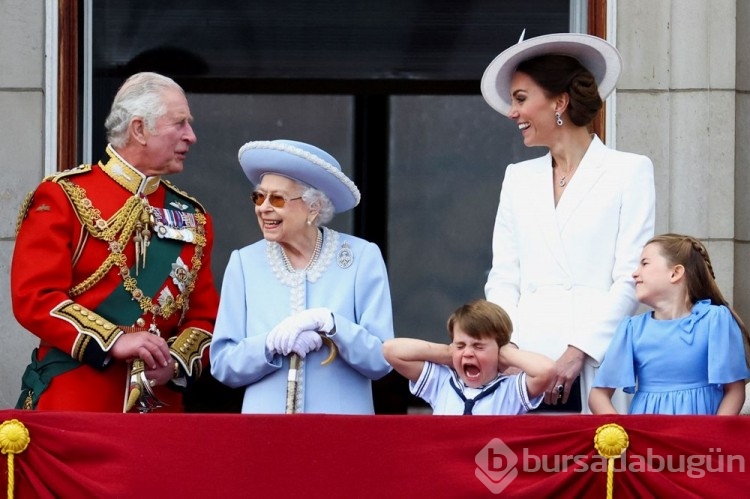 Kraliçe Elizabeth'in mücevherleri sergide