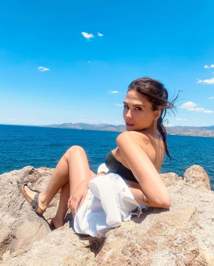 Denizde mayosuyla poz verdi! Adeta şov yaptı