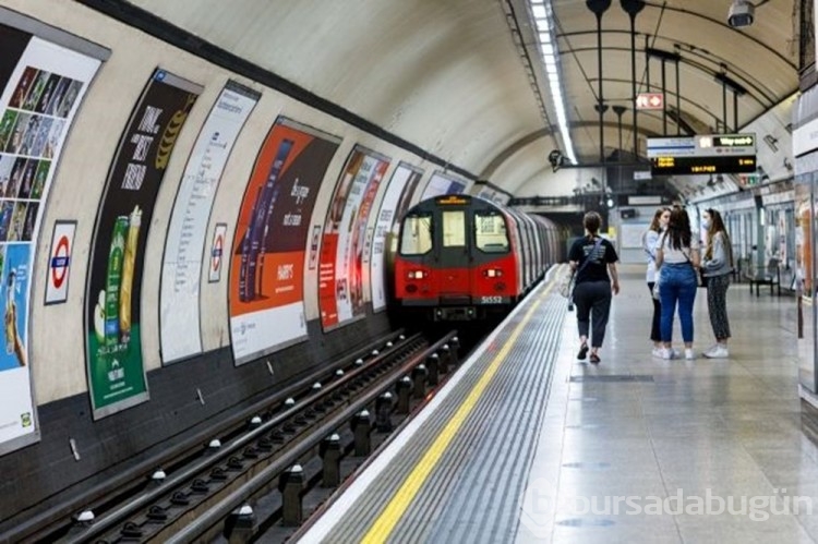 Elektrik yüklü tren raylarına düştü