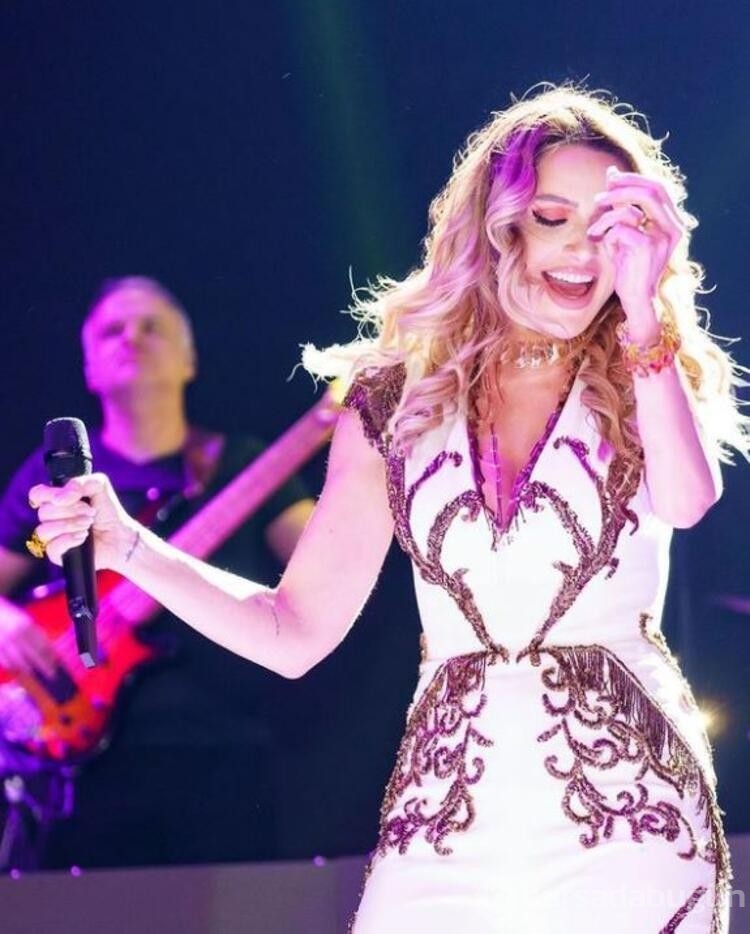 Hadise soyadını değiştirdi