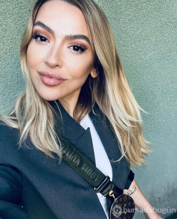 Hadise soyadını değiştirdi