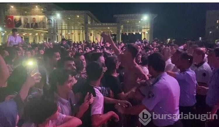 Ceza'nın konserinde yumruklar konuştu