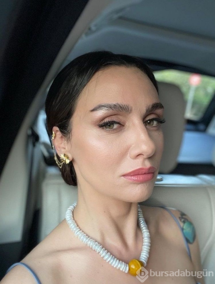 Birce Akalay'ın annesi güzelliğiyle kızını gölgede bıraktı