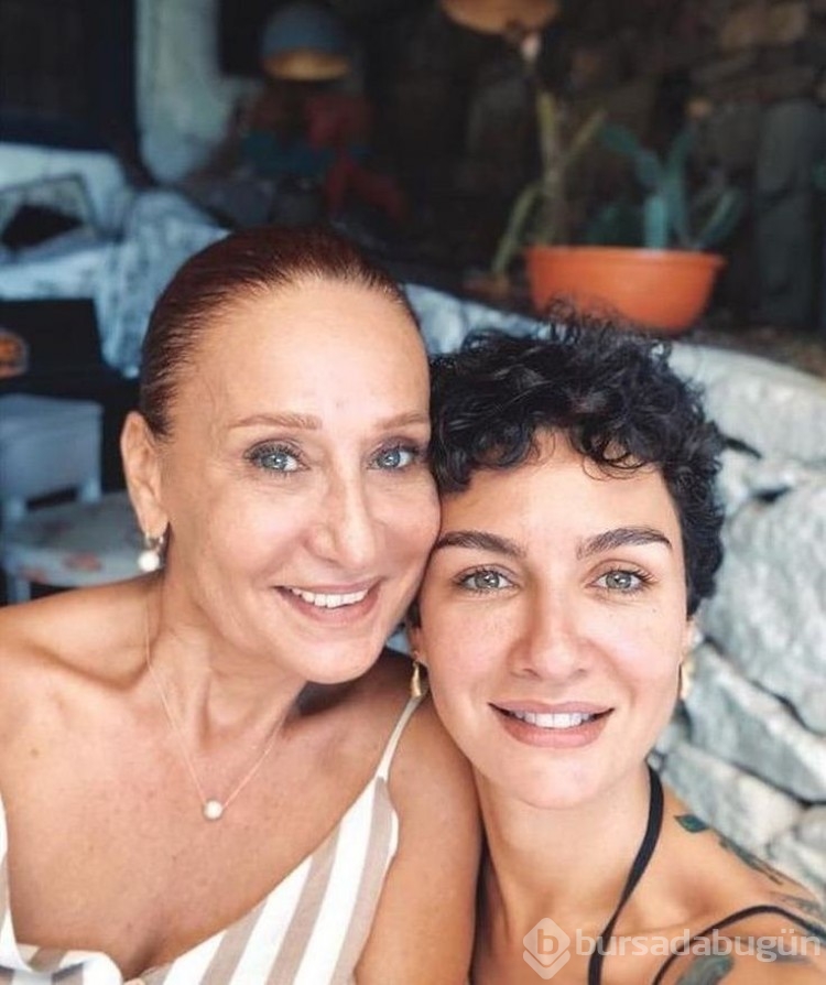 Birce Akalay'ın annesi güzelliğiyle kızını gölgede bıraktı