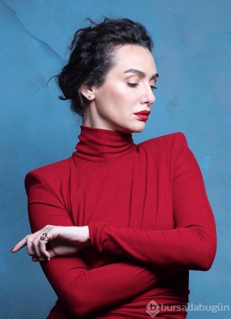 Birce Akalay'ın annesi güzelliğiyle kızını gölgede bıraktı