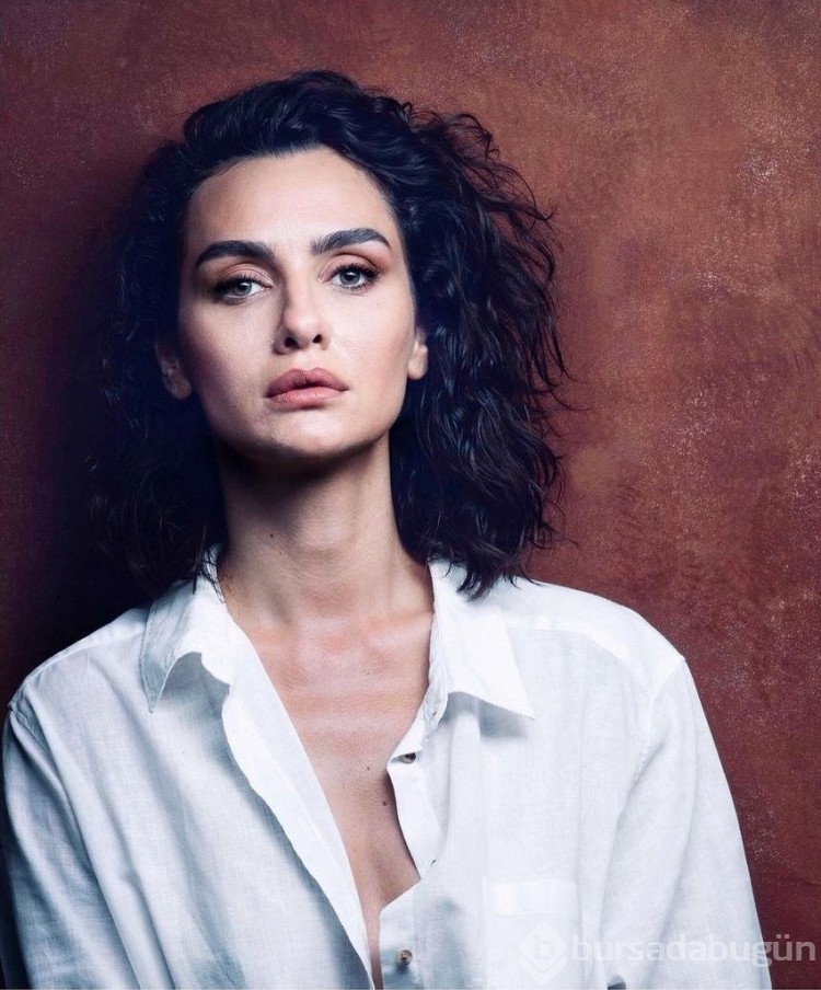 Birce Akalay'ın annesi güzelliğiyle kızını gölgede bıraktı