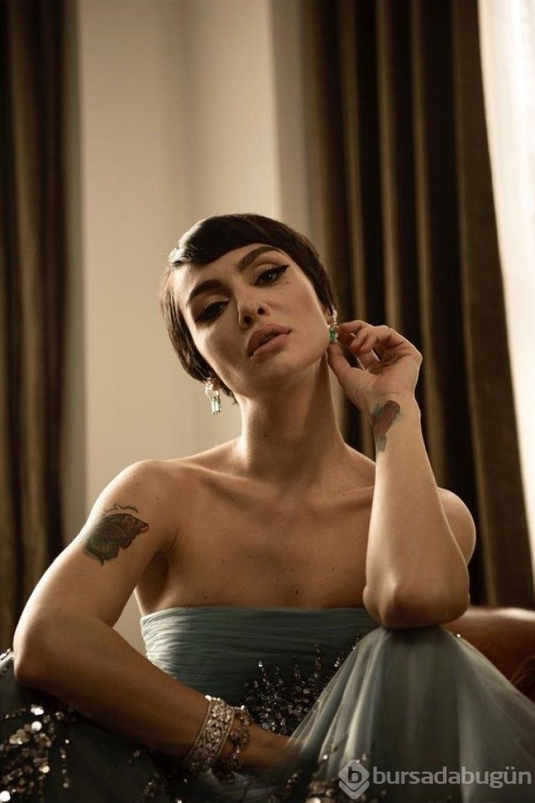 Birce Akalay'ın annesi güzelliğiyle kızını gölgede bıraktı