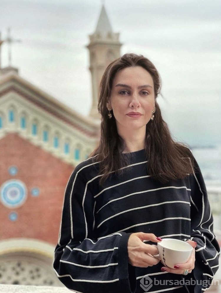 Birce Akalay'ın annesi güzelliğiyle kızını gölgede bıraktı