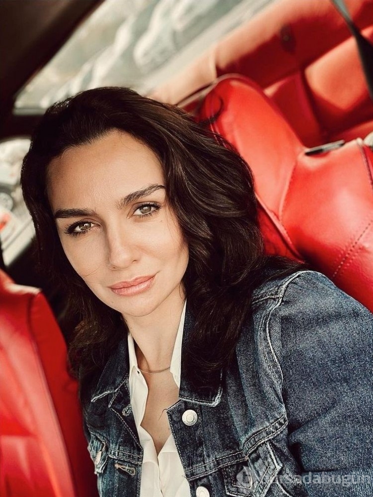 Birce Akalay'ın annesi güzelliğiyle kızını gölgede bıraktı