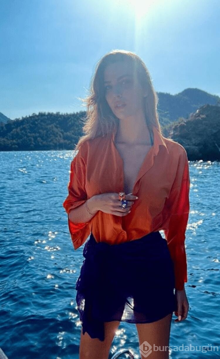 Yasemin Şefkatli tatilde defile yaptı