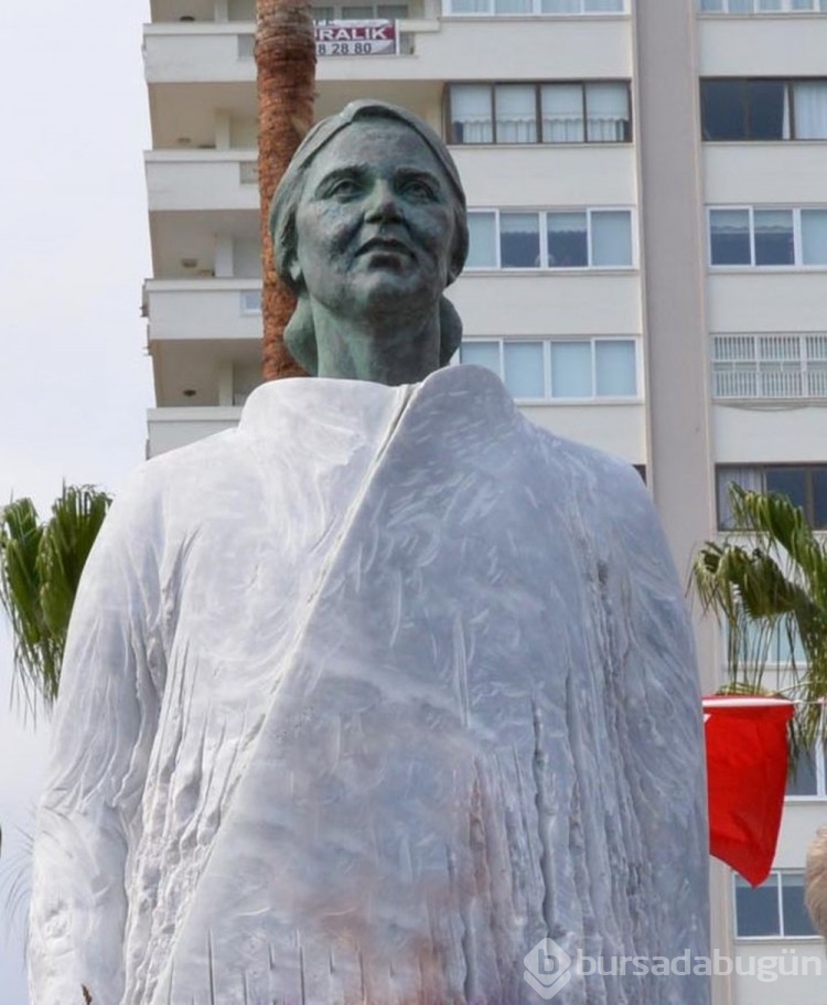 Türkiye'nin ilk kadın belediye başkanının heykeline saldırı