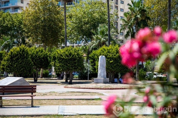 Türkiye'nin ilk kadın belediye başkanının heykeline saldırı