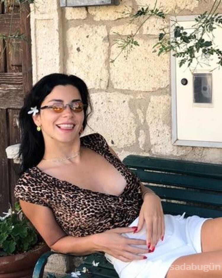 Merve Boluğur'dan bikinili tekne pozu