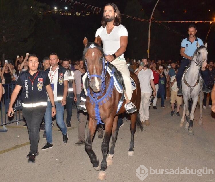 Koray Avcı, sahneye bakın neyle geldi!