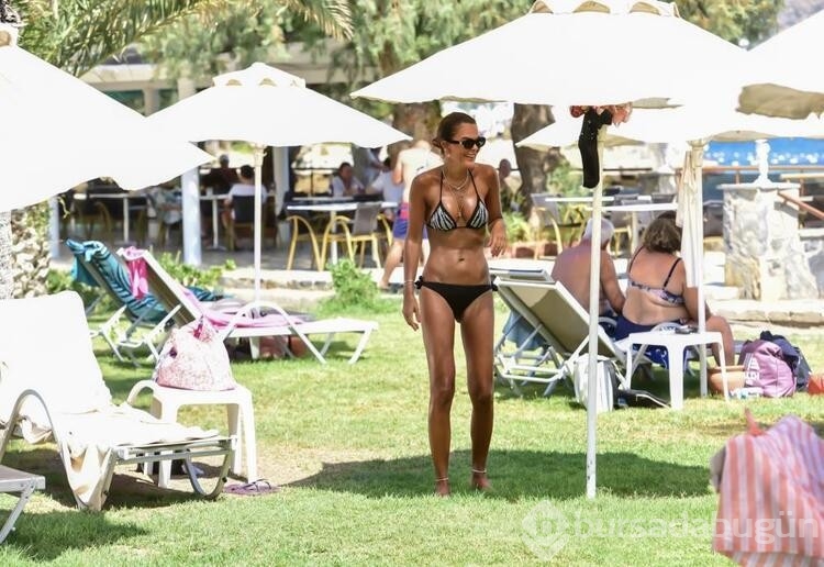 Özlem Yıldız bronz teniyle dikkat çekti