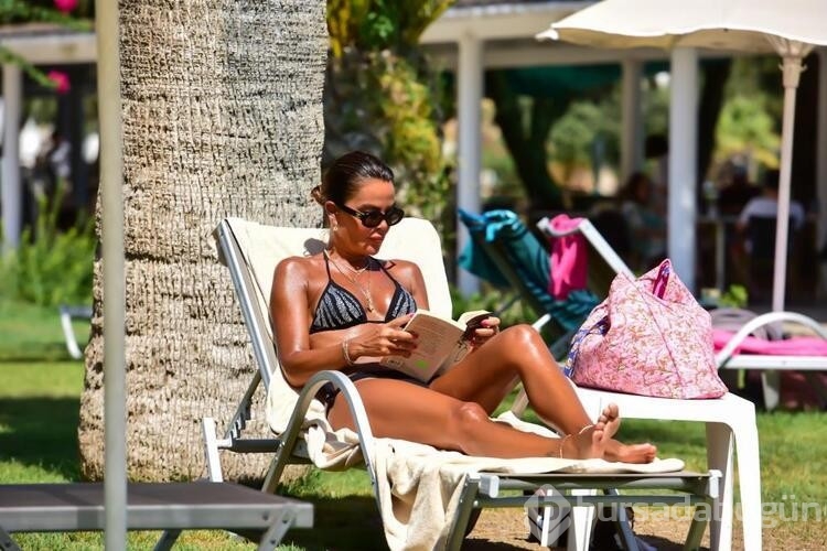 Özlem Yıldız bronz teniyle dikkat çekti