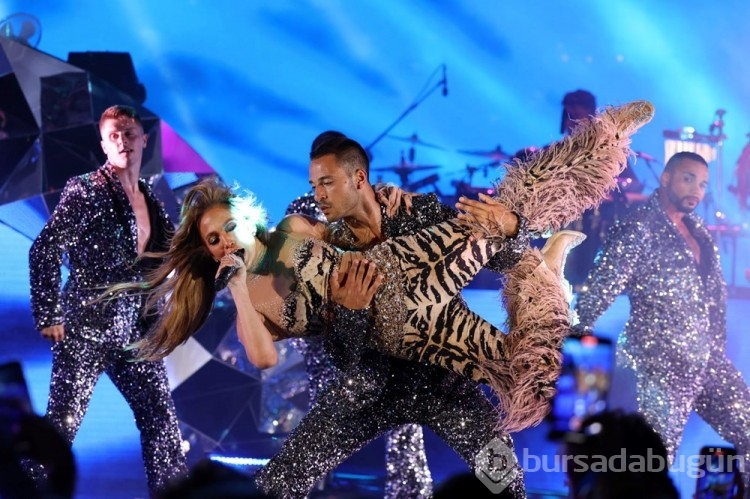 Jennifer Lopez evliliği sonrası ilk defa sahneye çıktı